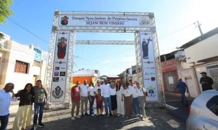 Governador Jerônimo Rodrigues participa de procissão de Nossa Senhora do Perpétuo Socorro em Jequié