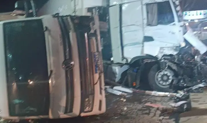 Grave acidente envolvendo carreta e seis veículos é registrado na BR-116, em Milagres