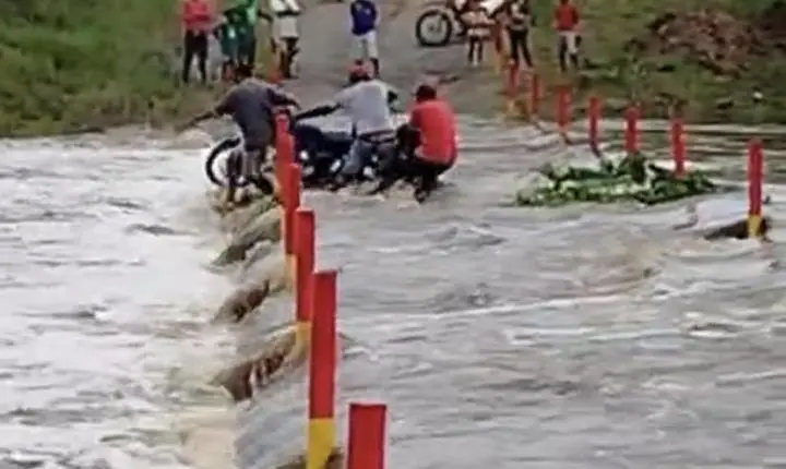 Homem cai em ponte alagada ao tentar atravessar com motocicleta em Castro Alves
