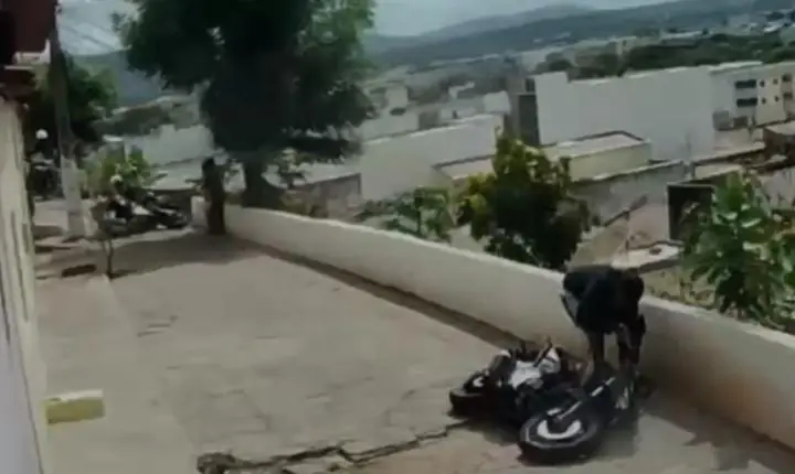 Homem é perseguido por policiais, cai mas consegue fugir após policial deslizar no mesmo morro no PI