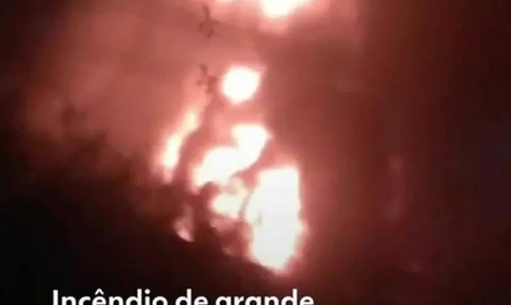 Incêndio de grandes proporções atinge loja em Volta Redonda 
