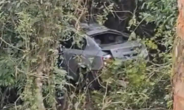 Jovem de 20 anos morre em acidente após carro sair da pista na BR-287