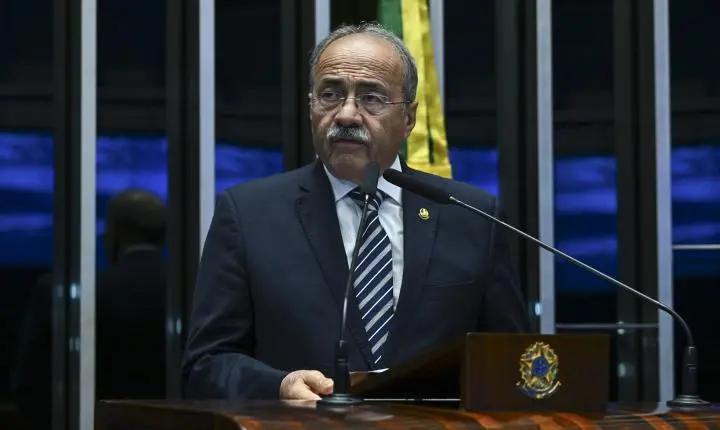 Justiça Federal manda devolver dinheiro apreendido com senador em Roraima
