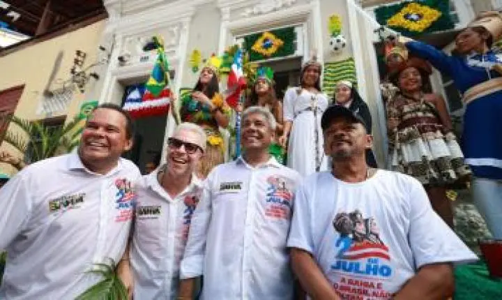 Lapinha amanhece tomada por multidão e celebração marca festejos do Dois de Julho, no Centro Histórico de Salvador