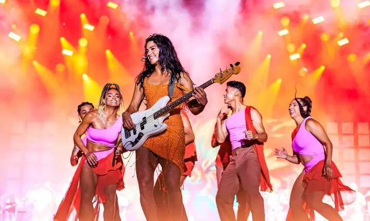 Lucy Alves divide 'Banquete de signos' na praia com Elba Ramalho em álbum ao vivo que traz três hits de Amelinha 
