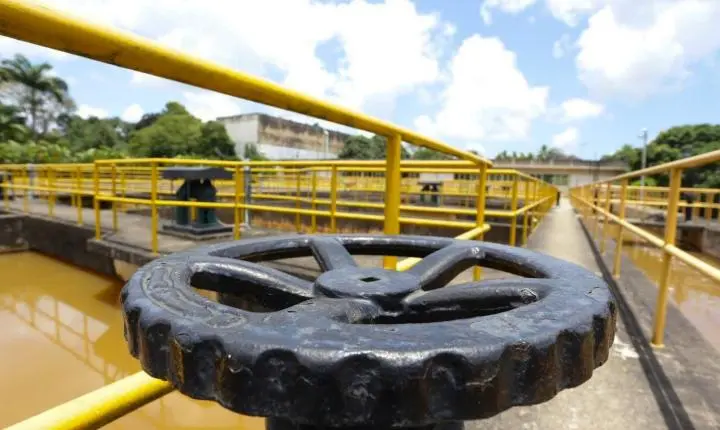Manutenção deixa 36 bairros sem água no Grande Recife; confira locais