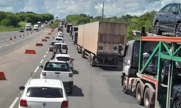 Marcha do MST provoca lentidão na BR-324 entre Feira de Santana e Amélia Rodrigues