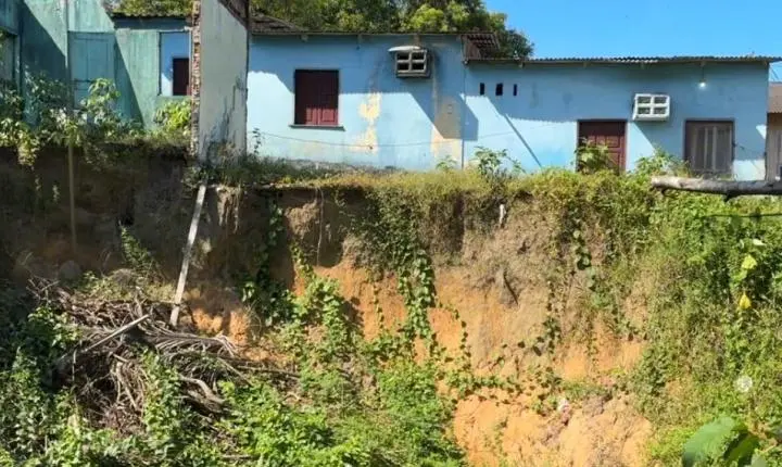 'Medo de desabar tudo': avanço de erosão ameaça casas em Presidente Figueiredo 