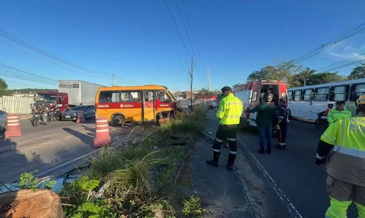 Micro-ônibus capota no Distrito Industrial de Manaus; quatro pessoas ficam feridas