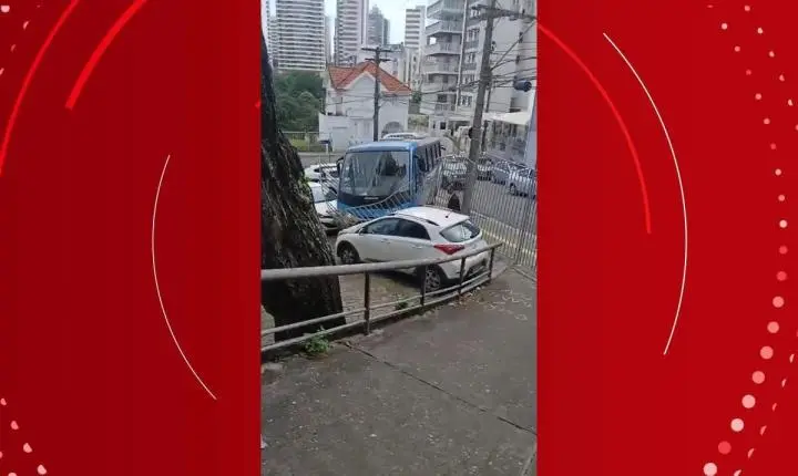 Micro-ônibus da frota da Ufba invade estacionamento após motorista sofrer mal súbito em Salvador