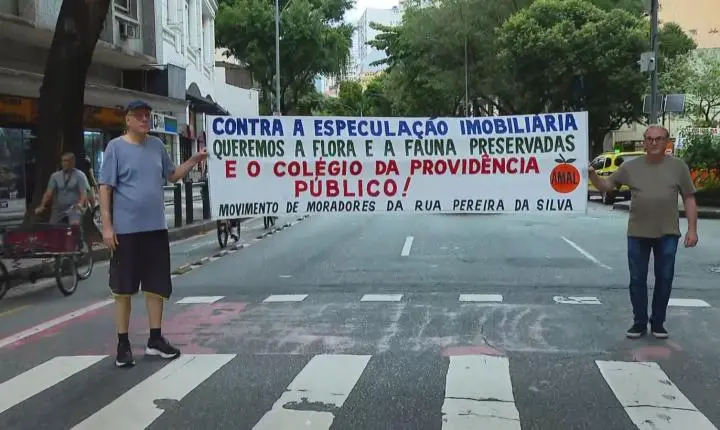 Moradores fazem manifestação e pedem nova destinação para terreno do colégio Providência, em Laranjeiras