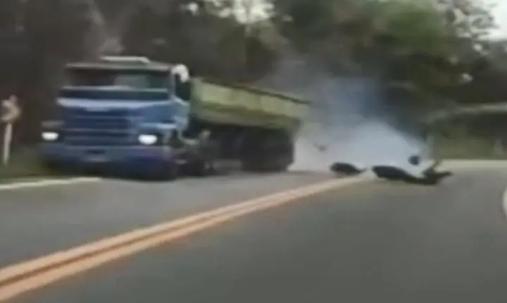 Motociclista morre após invadir contramão e atingir lateral de carreta em rodovia no ES
