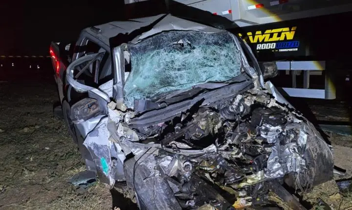Motorista de caminhonete morre após tentar ultrapassagem e bater de frente com carreta na BR-070 em MT