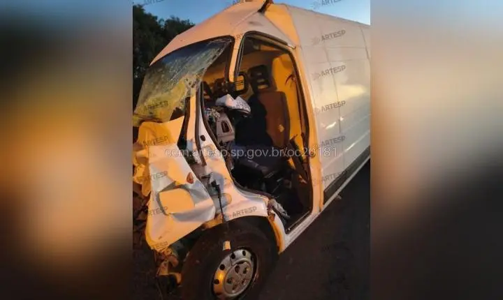 Motorista de van morre após bater na traseira de caminhão na SP-127 em Tatuí