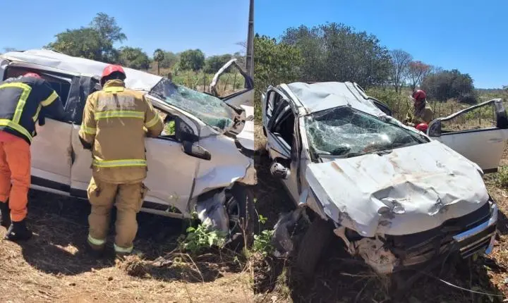 Motorista fica preso às ferragens após acidente na BR-316, no PI; quatro pessoas feridas
