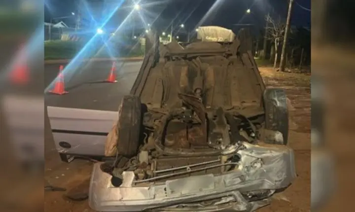 Motorista morre após bater em muro e capotar carro em avenida de Campo Grande