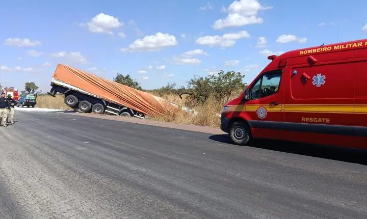 Motorista morre após batida entre três carretas e carro na BR-365, em MG