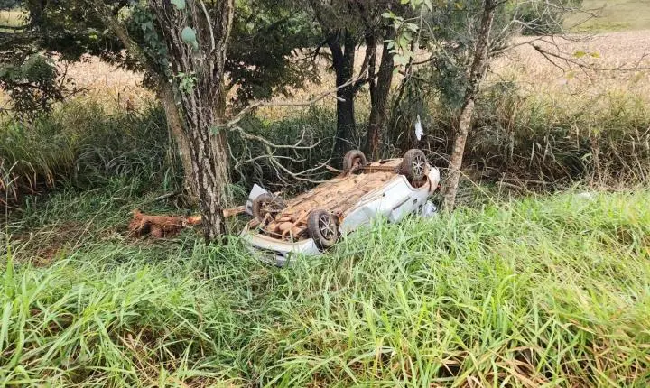 Motorista morre após carro capotar na MG-050, em Pimenta