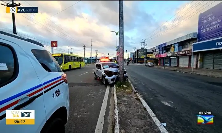 Motorista sai ilesa após perder controle do carro e bater em poste em São Luís