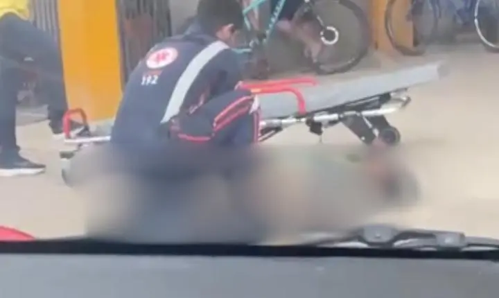 Mulher dá à luz em calçada no interior do Acre; bebê estava preso à roupa da mãe