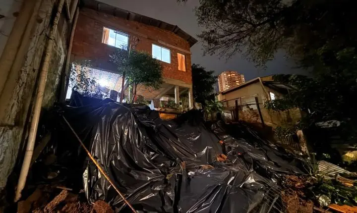 Muro de contenção de casa desaba em Porto Alegre após forte chuva