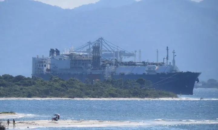 Navio é atingido por projétil perto de Omã em meio à expectativa de novos ataques dos EUA e Israel ao Irã