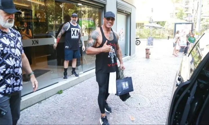 No Rio, Dwayne Johnson segue empenhado na vida fitness e malha no Leblon
