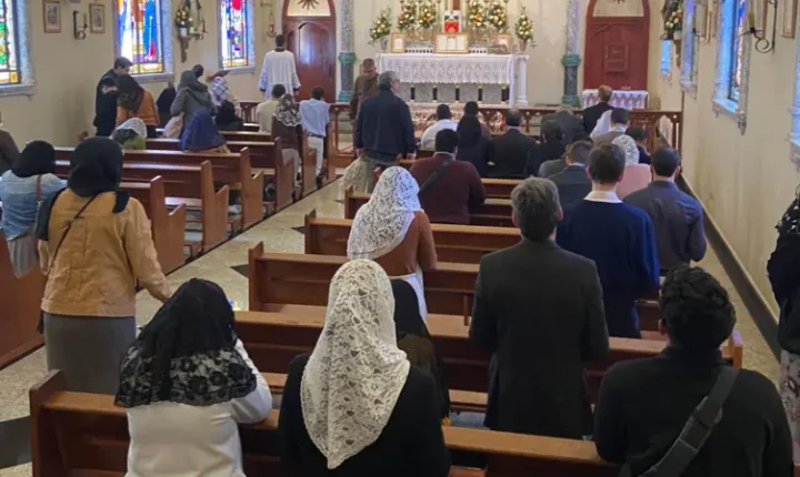 O movimento católico ultraconservador que desafia o papa e cresce no Brasil com missa em latim e padre de costas