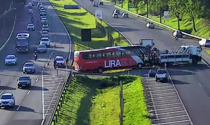 Ônibus faz conversão proibida, fica preso e gera transtorno na Zeferino Vaz em Campinas