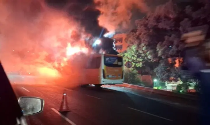 Ônibus pega fogo na saída do Túnel Rebouças e trava o trânsito no Rio