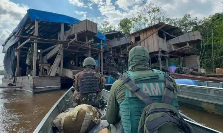 Operação Jaguaretê: seis dragas usadas em mineração são destruídas no Rio Içá, no Amazonas