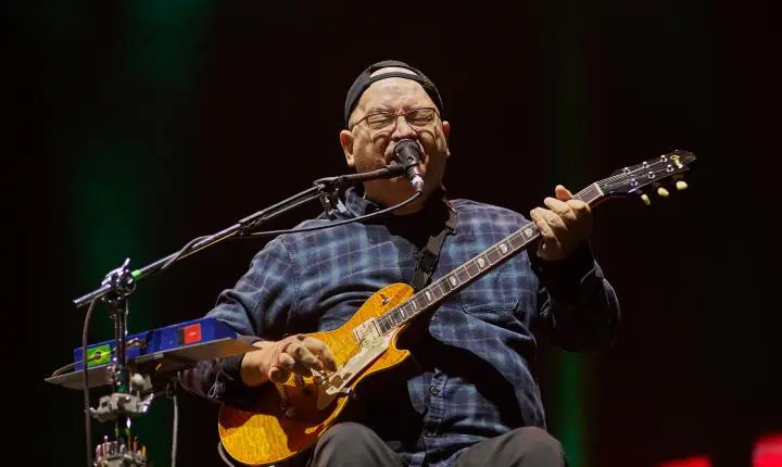Os Paralamas do Sucesso resume décadas de hits em show do João Rock