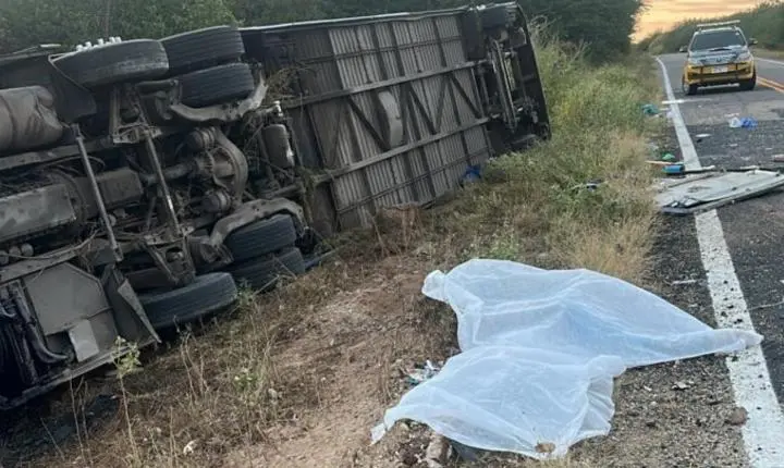 Passageiros que ficaram feridos em acidente de ônibus com time de basquete são transferidos de hospital