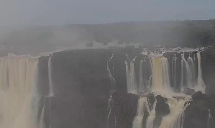 Passarelas da Garganta do Diabo serão removidas temporariamente no lado argentino das Cataratas do Iguaçu por alerta de cheias associadas ao El Niño