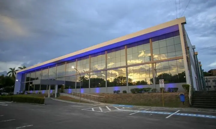 Prefeitura de Manaus firma contrato de R$ 251 mil sem licitação para treinar comunicação de gestores