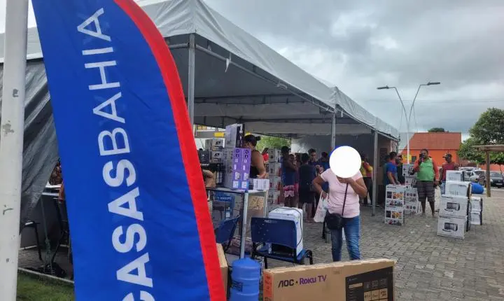 Prefeitura realiza remoção de estrutura itinerante em Castro Alves com apoio da Polícia Militar