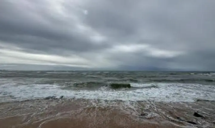 Previsão do Tempo: Litoral da Bahia segue com tempo instável e ventos intensificados neste fim de semana