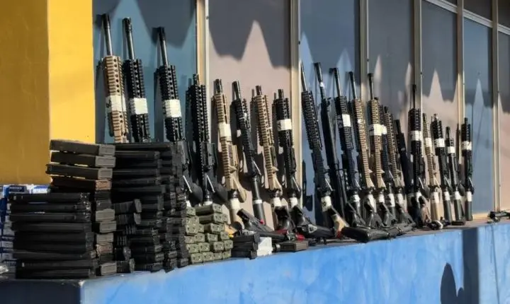 PRF faz maior apreensão de fuzis da história do órgão ao encontrar armas em meio a carga de insumos para ração, no Paraná