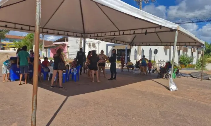 Protesto de moradores do Residencial Moaçara mantém avenida interditada pelo segundo dia em Santarém, no Pará