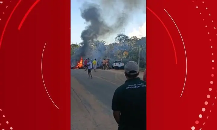 Protesto deixa trecho da BR-101 completamente interditado no extremo sul da Bahia