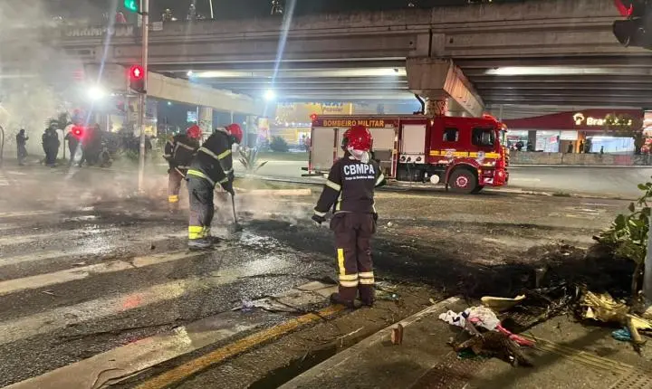 Protesto interdita cruzamento da Avenida Centenário com a rodovia Augusto Montenegro, em Belém
