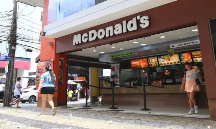 Rede de fast-food abre 50 vagas para atendente em lojas de Fortaleza