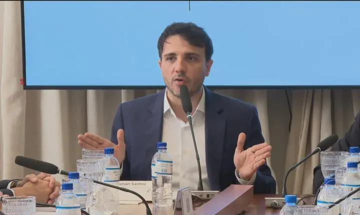 Renan Santos, candidato do Missão à Presidência, faz campanha em Brasília