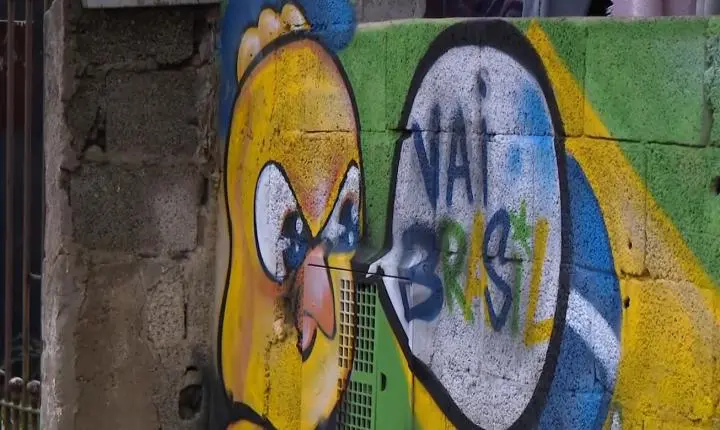 Sem asfalto, moradores adaptam tradição das ruas pintadas para a Copa em comunidade de Cidade Tiradentes