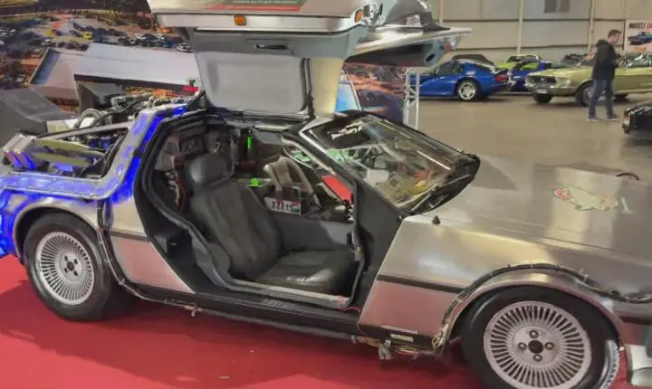 Superfuturística, réplica do DeLorean do 'De Volta para o Futuro' está entre as mais de mil relíquias em feira de veículos