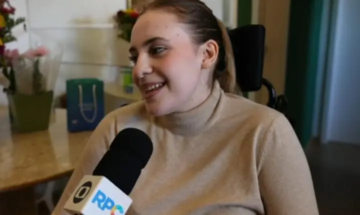 'Tempo e muita paciência', diz jovem que perdeu movimentos das pernas após ser atingida por galho em Curitiba e iniciar tratamento com polilaminina