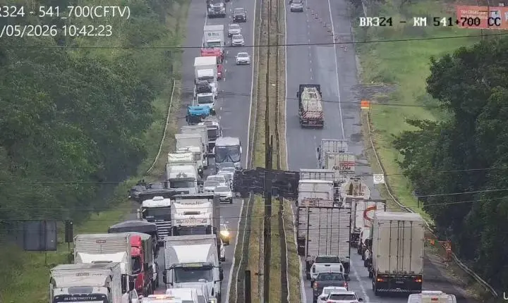 Tombamento de caminhão provoca interdição parcial na BR-324 em Amélia Rodrigues