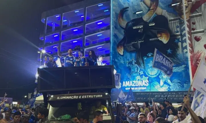 Torcedores do Boi Caprichoso vão às ruas celebrar o título de campeão do Festival de Parintins 2026