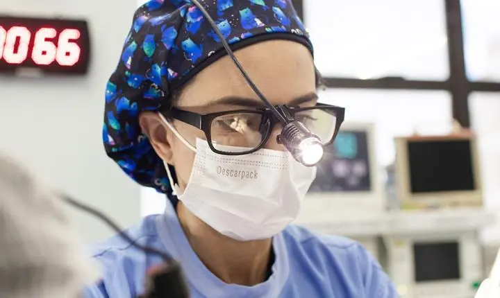Transplante capilar dói? Saiba como a dor é controlada na cirurgia