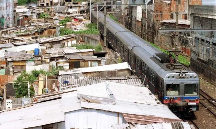 Uma das três últimas famílias que ainda vivem na Favela do Moinho deixa o local; estruturas seguem sendo demolidas
